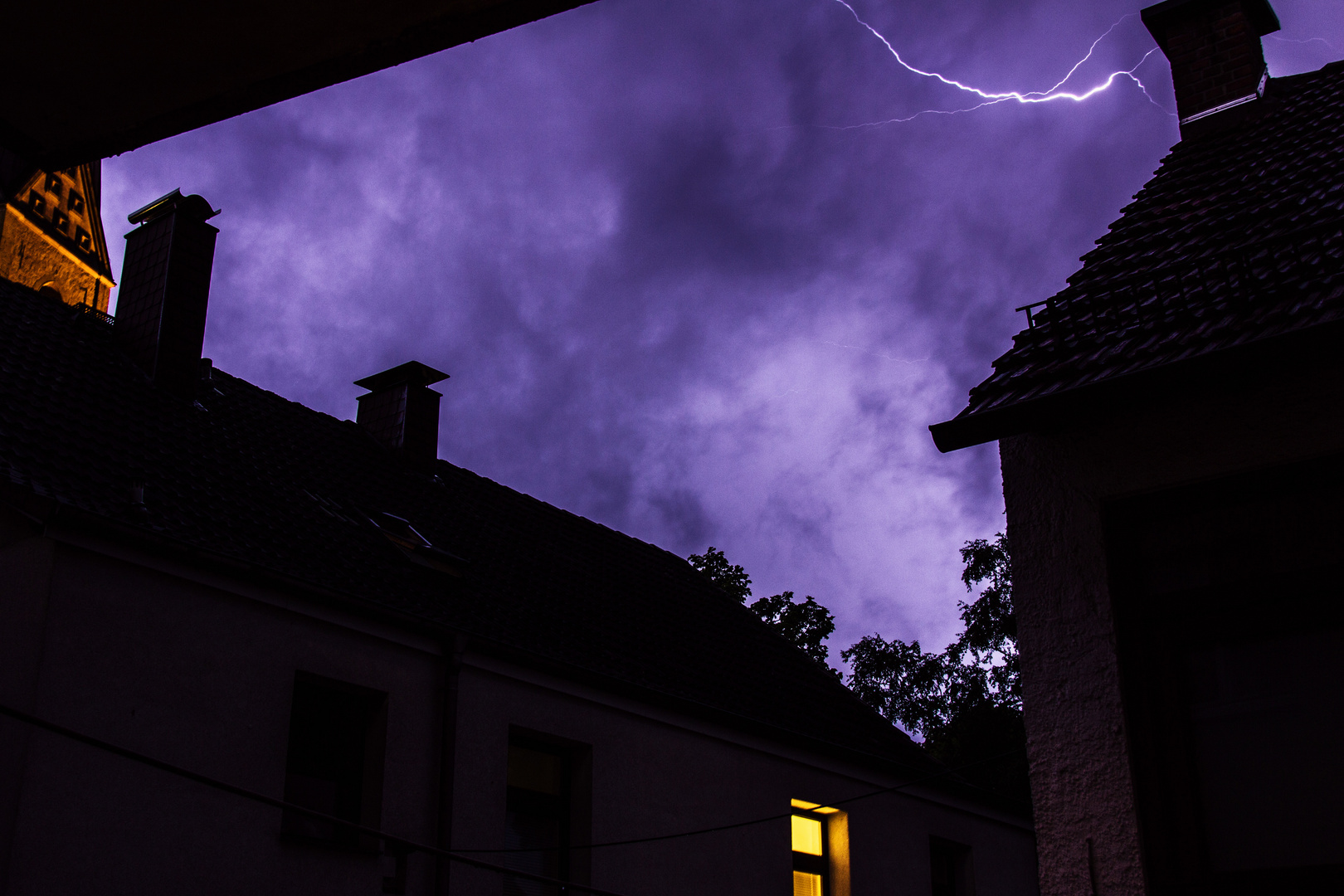 kleiner Blitz in großem Unwetter