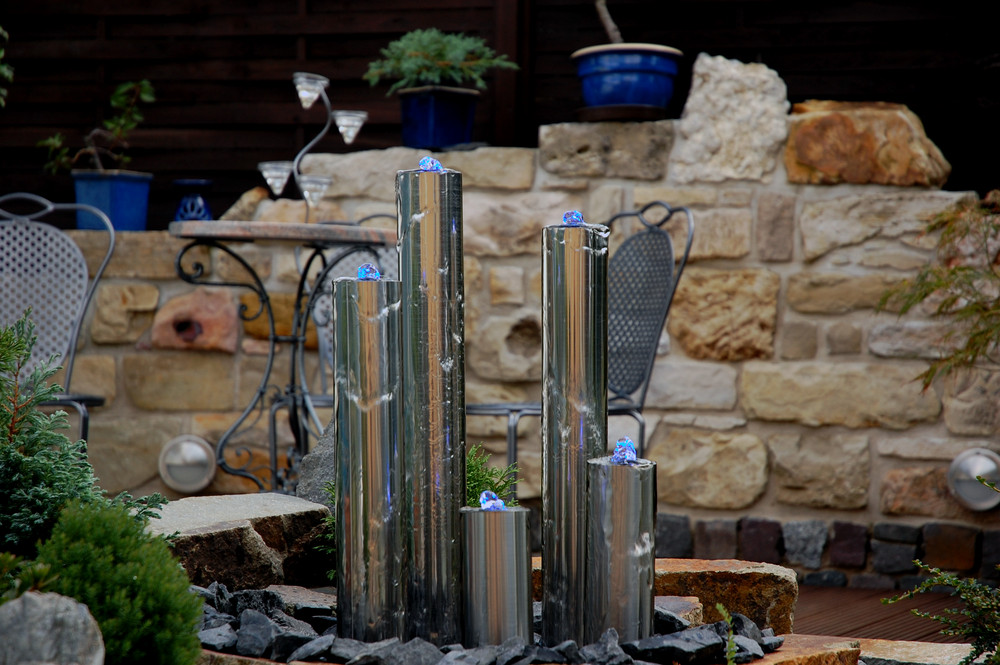 Kleiner Brunnen im Garten Foto & Bild architektur, zierbrunnen