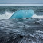 Kleiner Eisberg angespült an der isländischen Küste