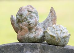 kleiner Engel auf dem Grabstein