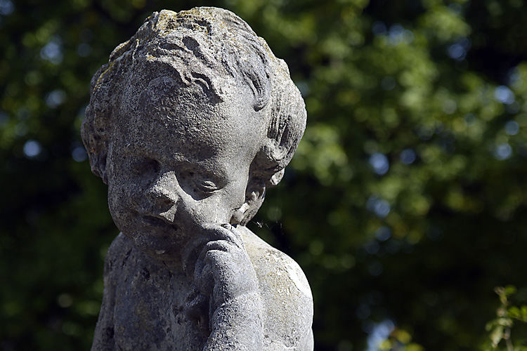 Kleiner Engel - auf einem Grabstein auf der Fraueninsel im Chiemsee