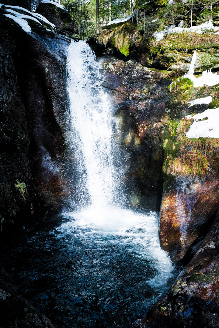 Kleiner feiner Wasserfall im Sonnenschein