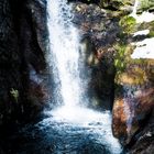 Kleiner feiner Wasserfall im Sonnenschein