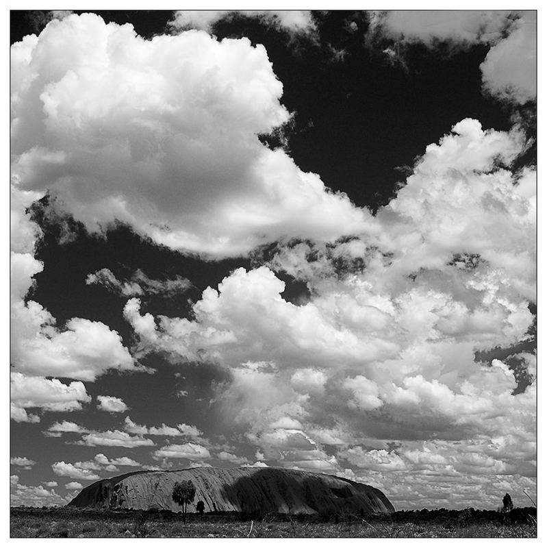 Kleiner Fels und große Wolken