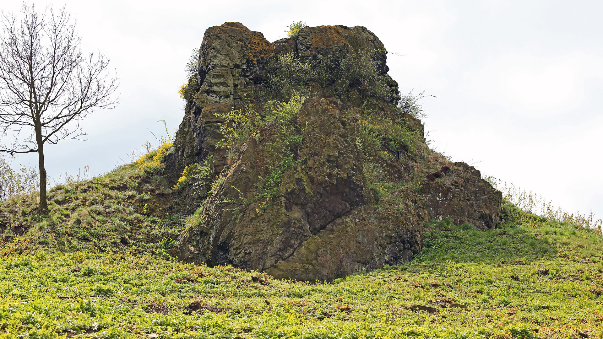 Kleiner Felsen in Vlastislav mitten im Ort gegen die Sonne aufgenommen