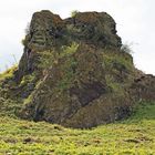 Kleiner Felsen in Vlastislav mitten im Ort gegen die Sonne aufgenommen