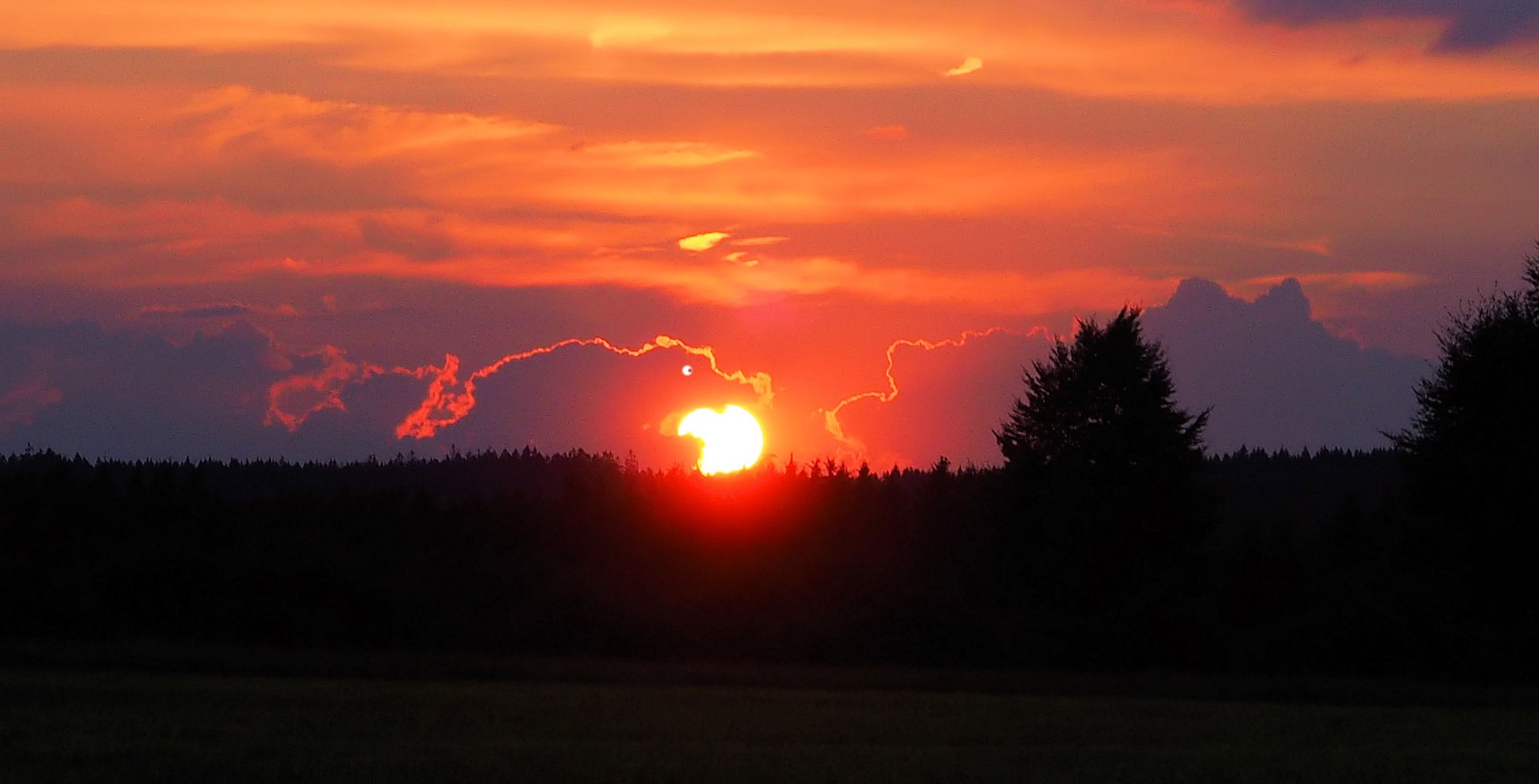 Kleiner Feuerdrache spielt Ball...