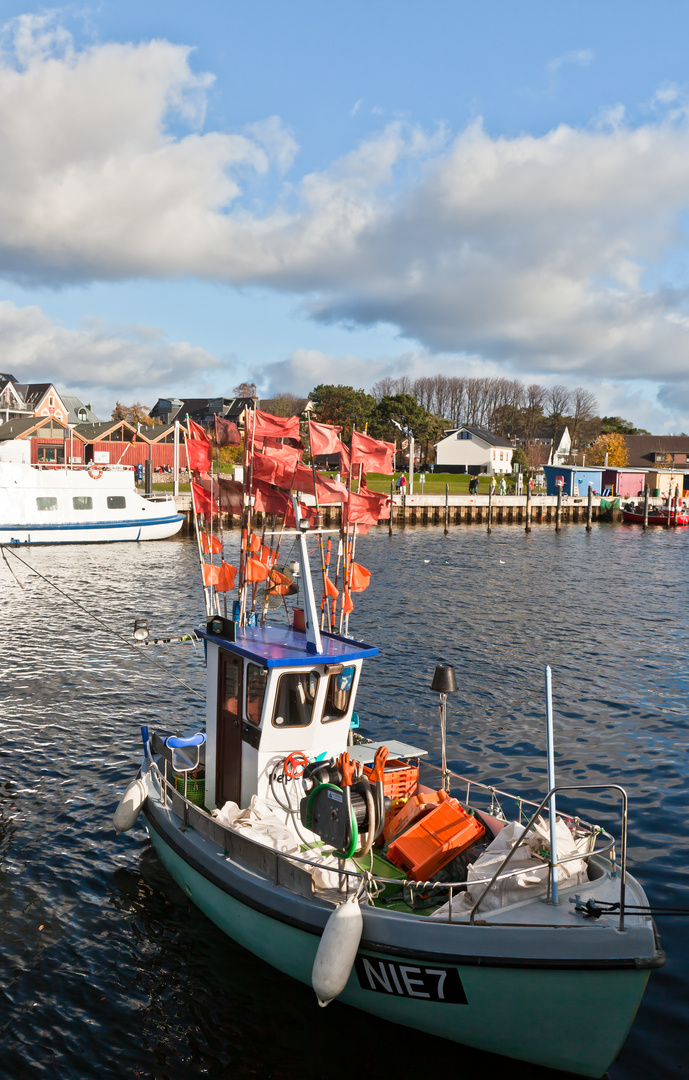 Kleiner Fischkutter im kleinen Hafen in Niendorf /Ostsee