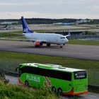 Kleiner FlixBUS trifft auf große Boeing 737-783.