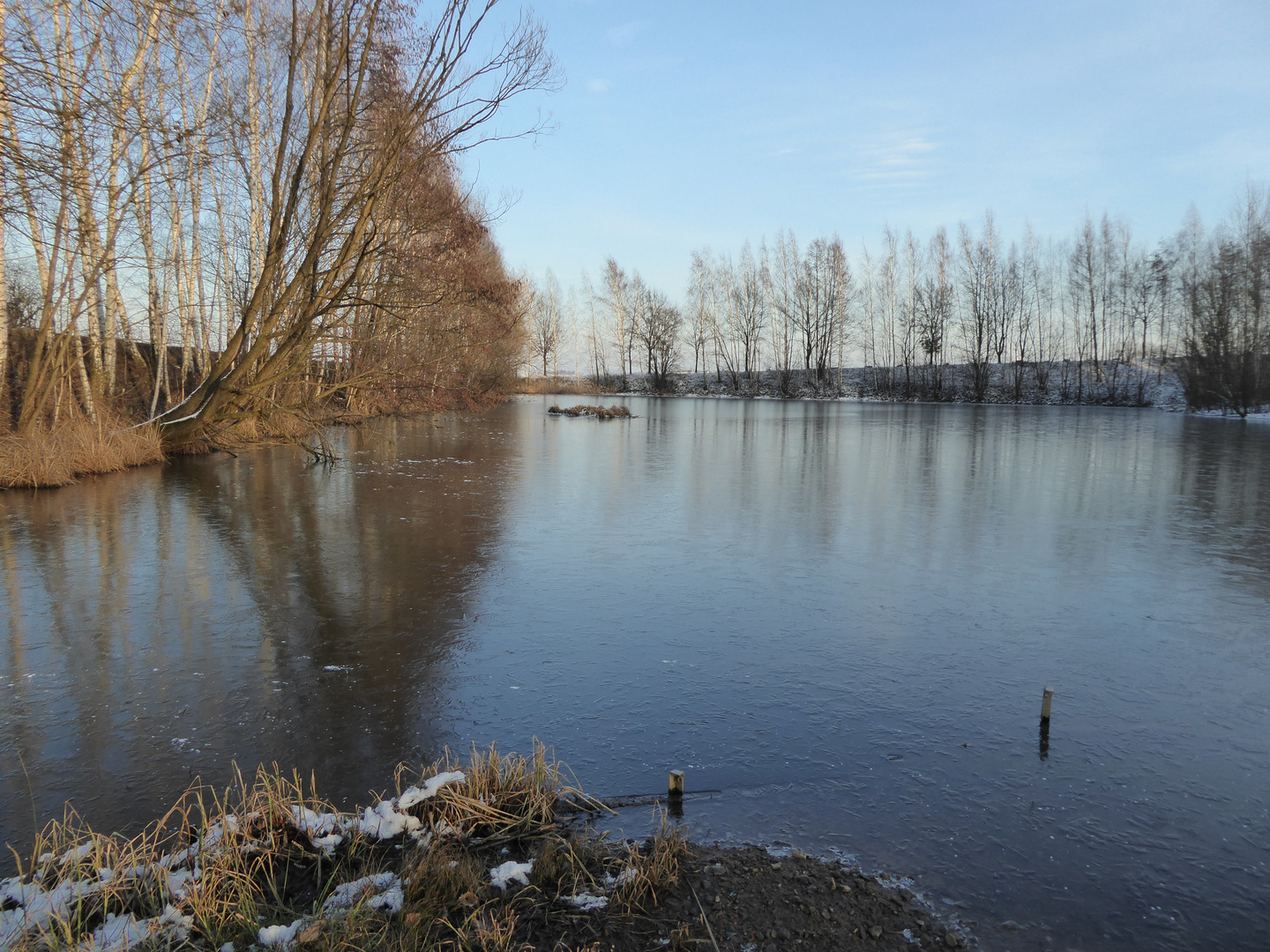 Kleiner gefrorener Teich