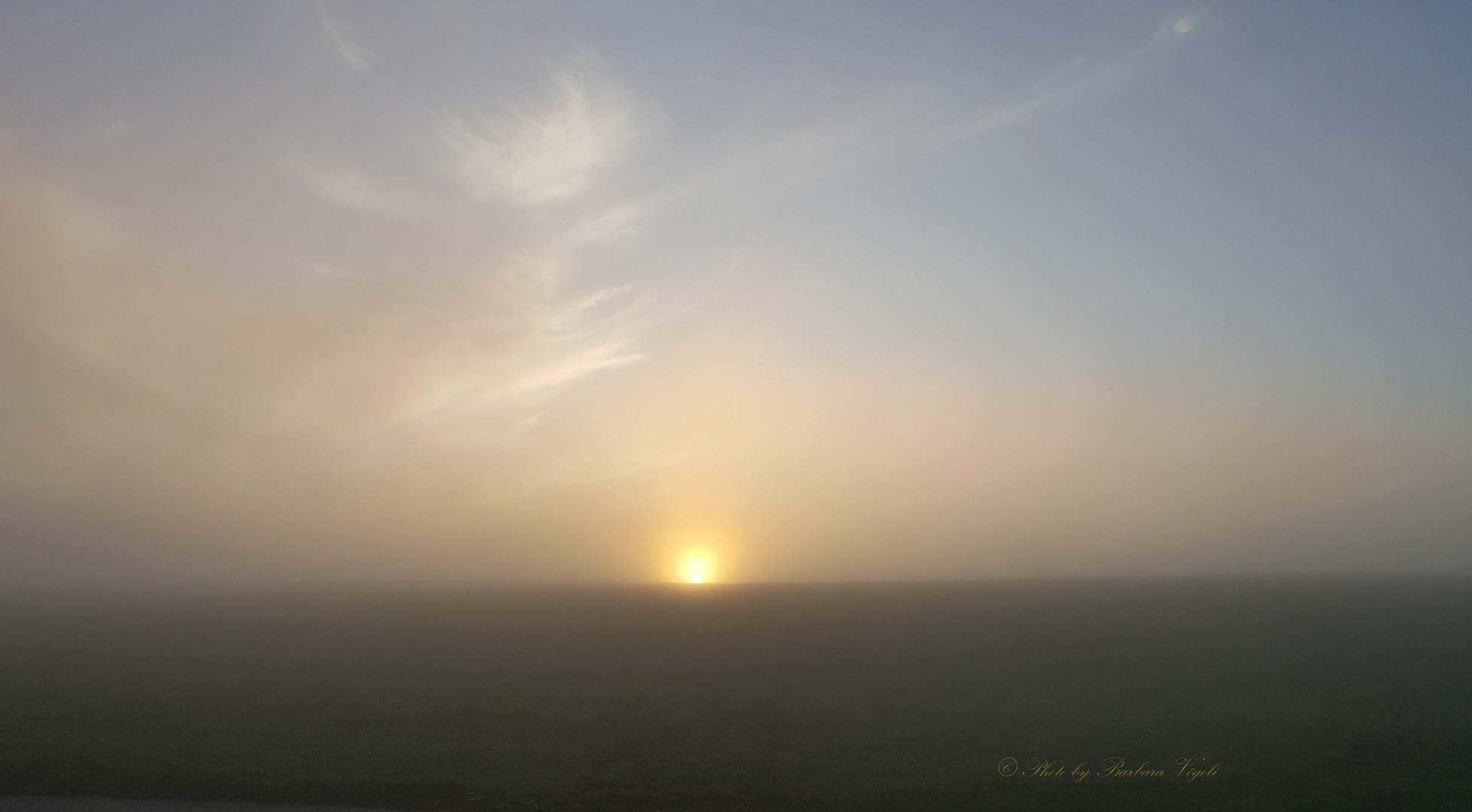 kleiner gelber Ball knapp über dem Horizont