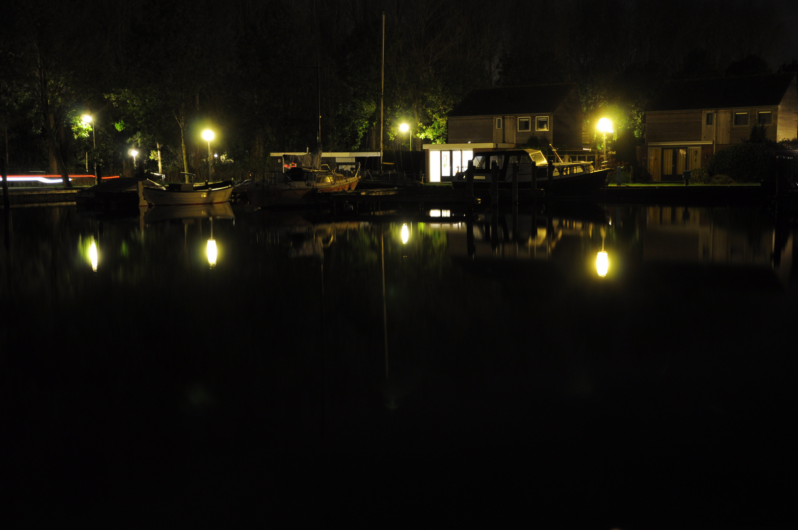 kleiner Hafen bei Nacht