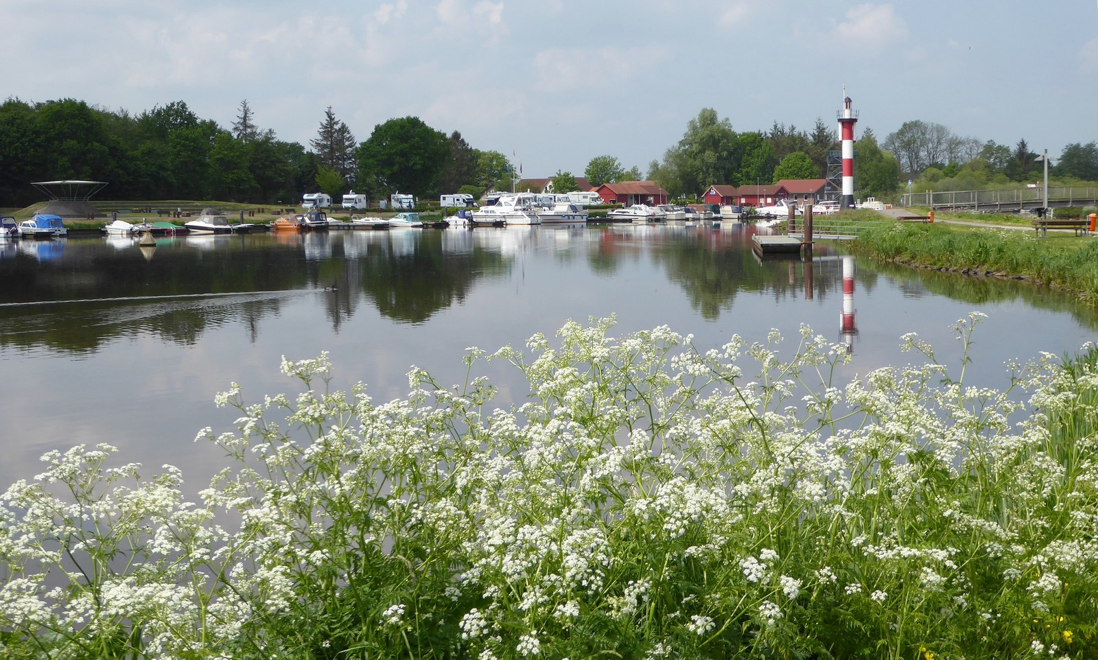 Kleiner Hafen im Frühling