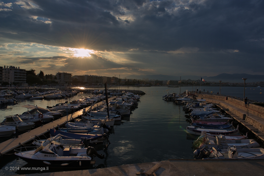 Kleiner Hafen in Antibes