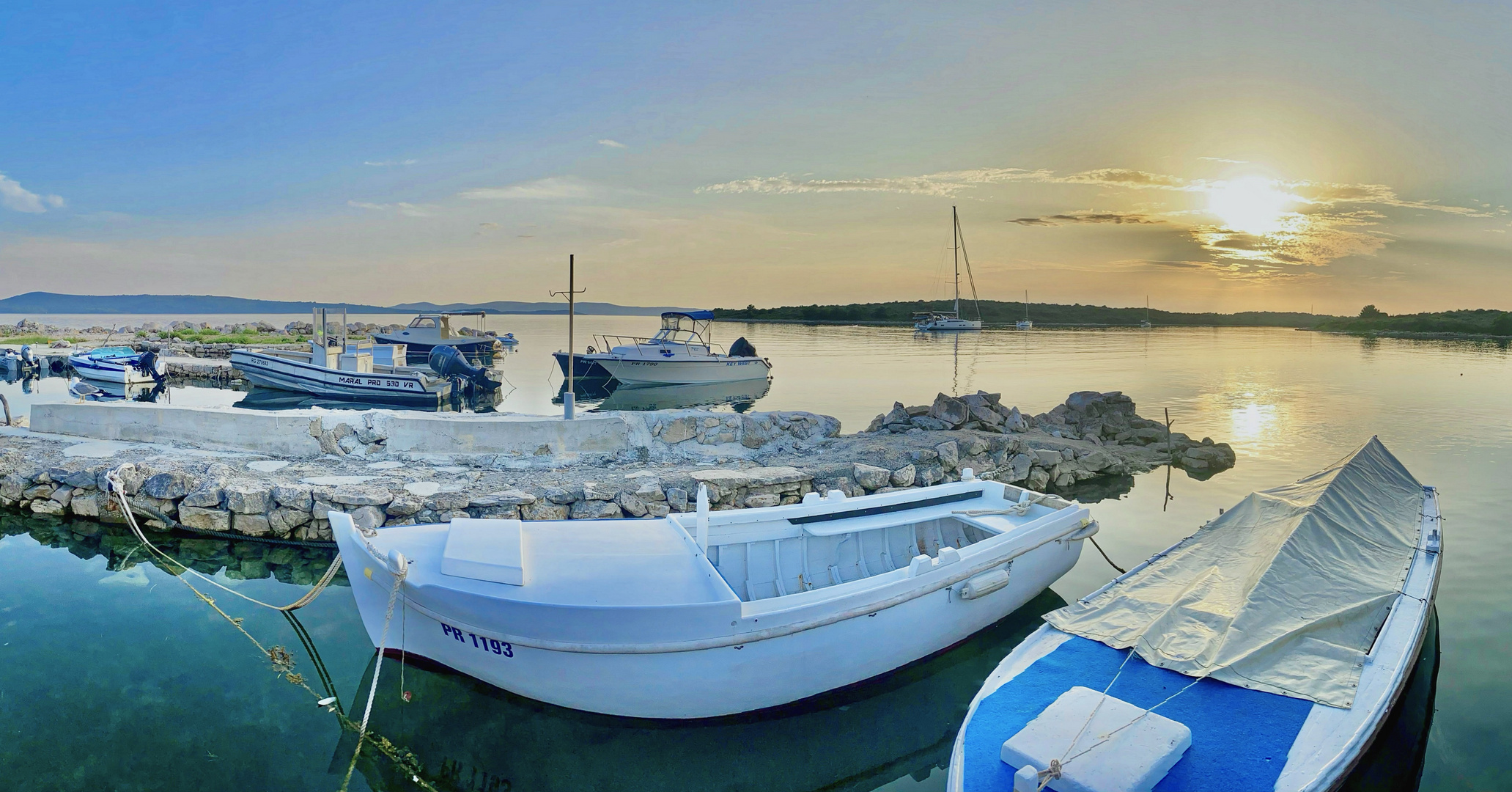 Kleiner Hafen in der Abendsonne 