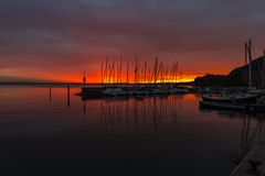 kleiner hafen in der glut