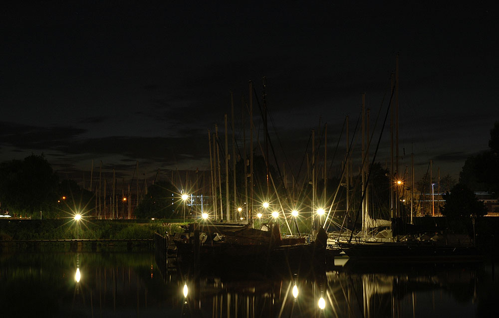 kleiner Hafen in der Nacht