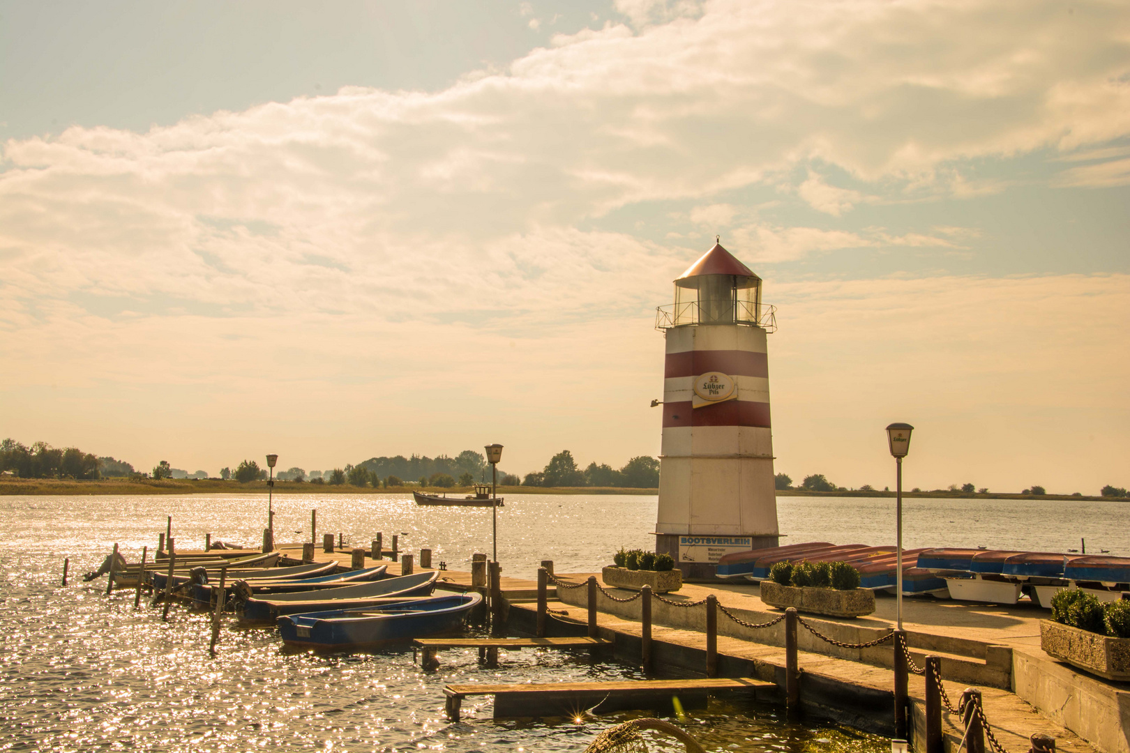 Kleiner Hafen   Kleiner Leuchtturm   Kleine Boote   in Waase auf der schönen Insel Ummanz (Rügen)