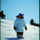 kleiner Inuit vor Rodelhügel