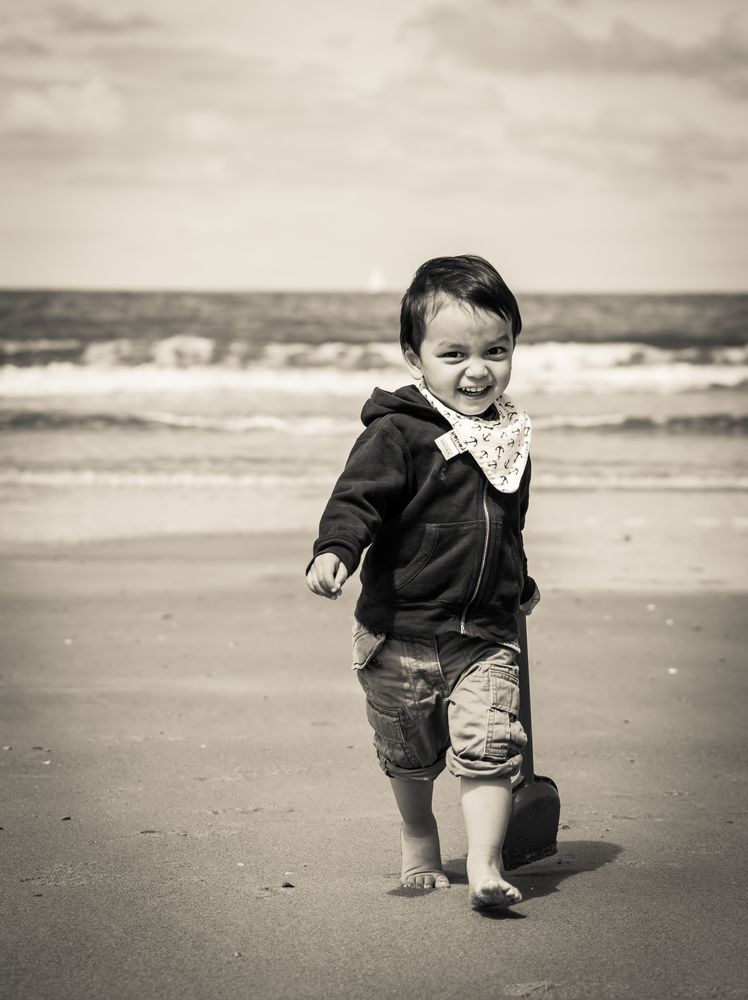 Kleiner Junge am Strand