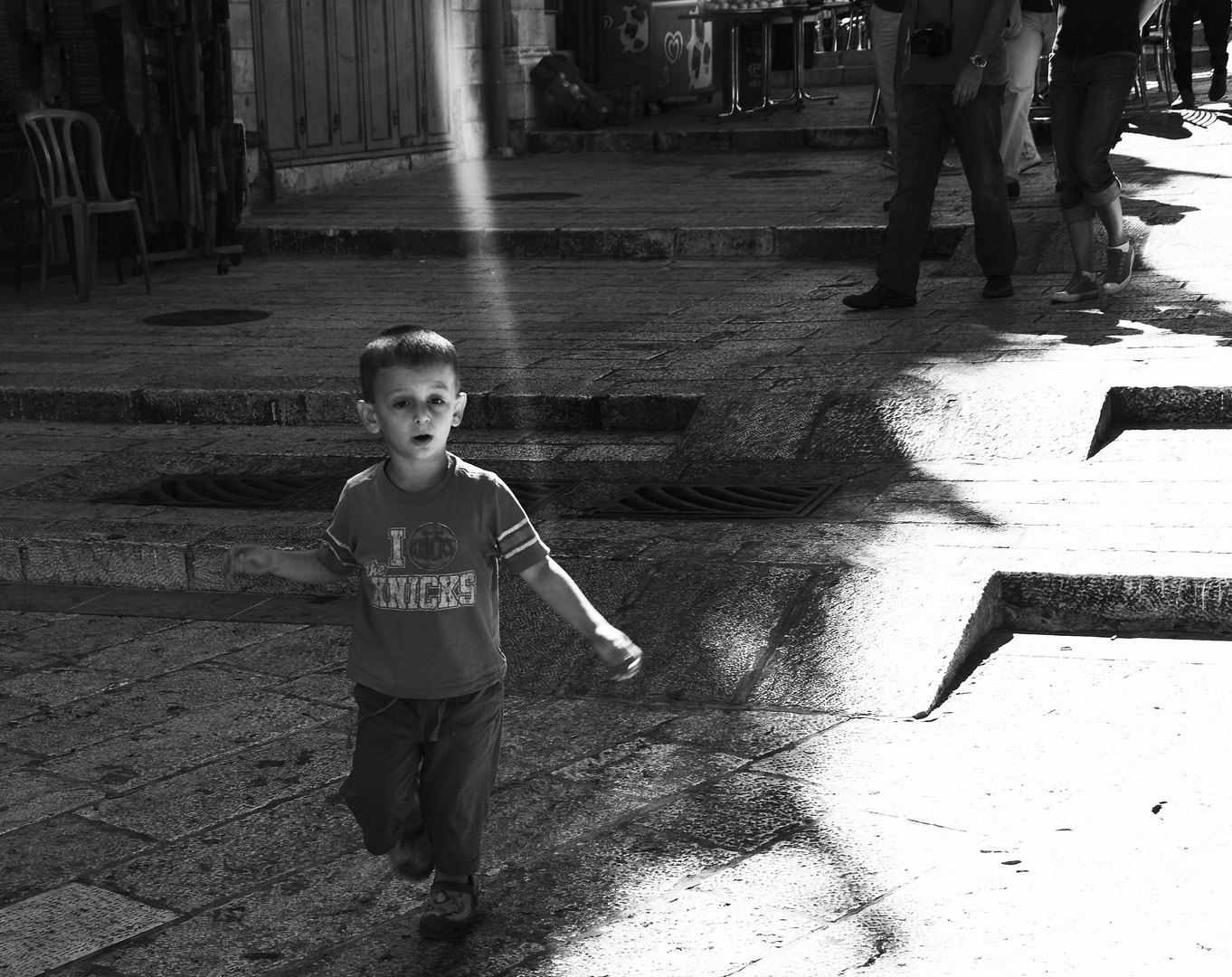 Kleiner Junge auf den Straßen in der Altstdt Jerusalems