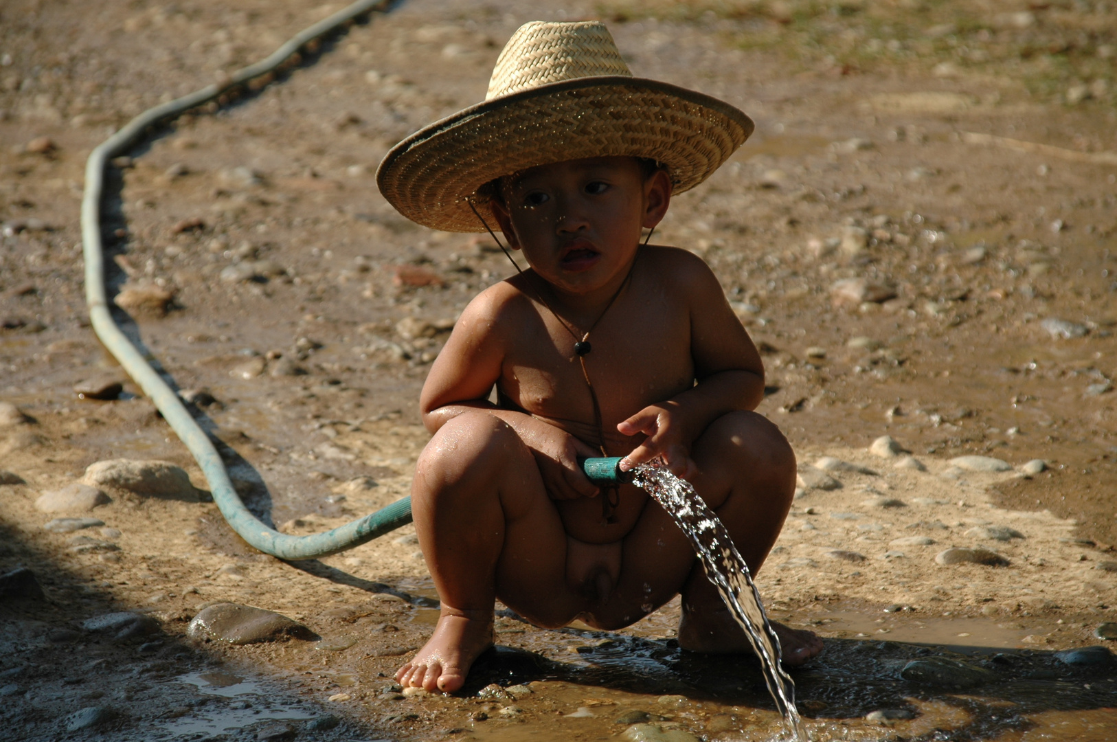 Kleiner Junge auf einer Dorfstrasse in Laos