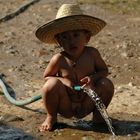 Kleiner Junge auf einer Dorfstrasse in Laos