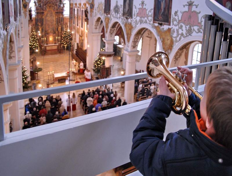 Kleiner Junge, große Töne auf der Trompete von der Orgelempore