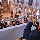 Kleiner Junge, große Töne auf der Trompete von der Orgelempore