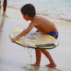 Kleiner Junge - großes Surfbrett