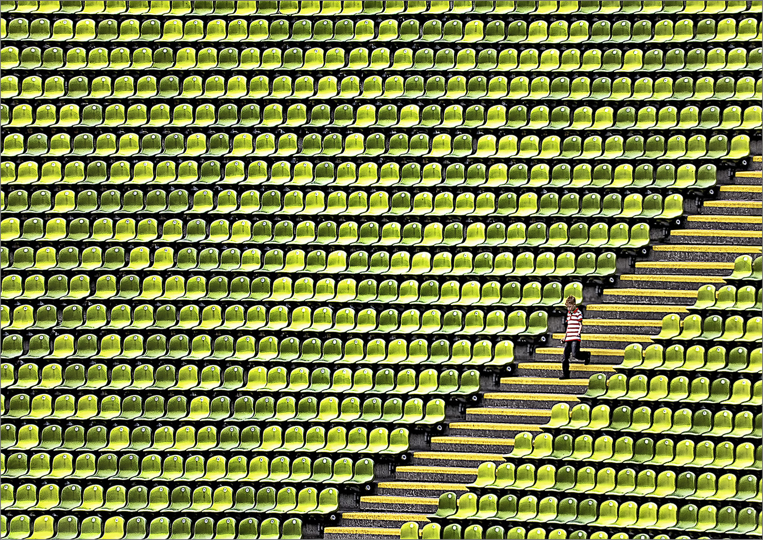 Kleiner Junge im grossen Stadion