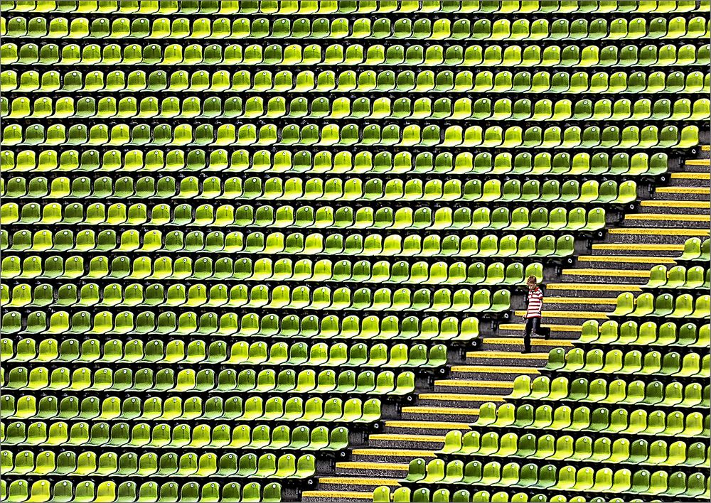 Kleiner Junge im grossen Stadion