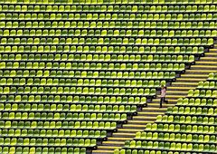 Kleiner Junge im grossen Stadion