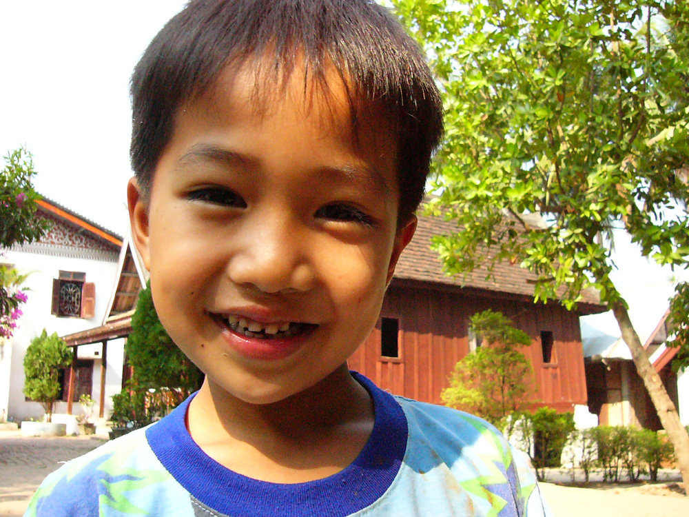 Kleiner Junge in einem Wat in Luang Prabang