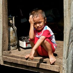 Kleiner Junge in vietnamesischem Dorf