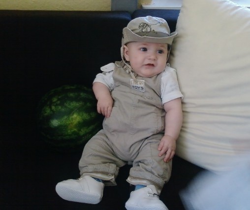 kleiner Junge mit grosser Melone