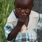 Kleiner Junge staunend bei den Victoria Falls (ZIMBABWE)