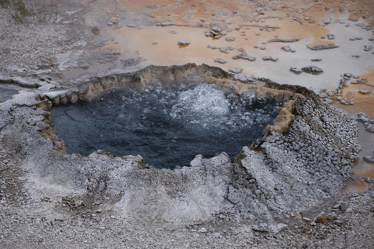 Kleiner Krater mit kochendem Wasser
