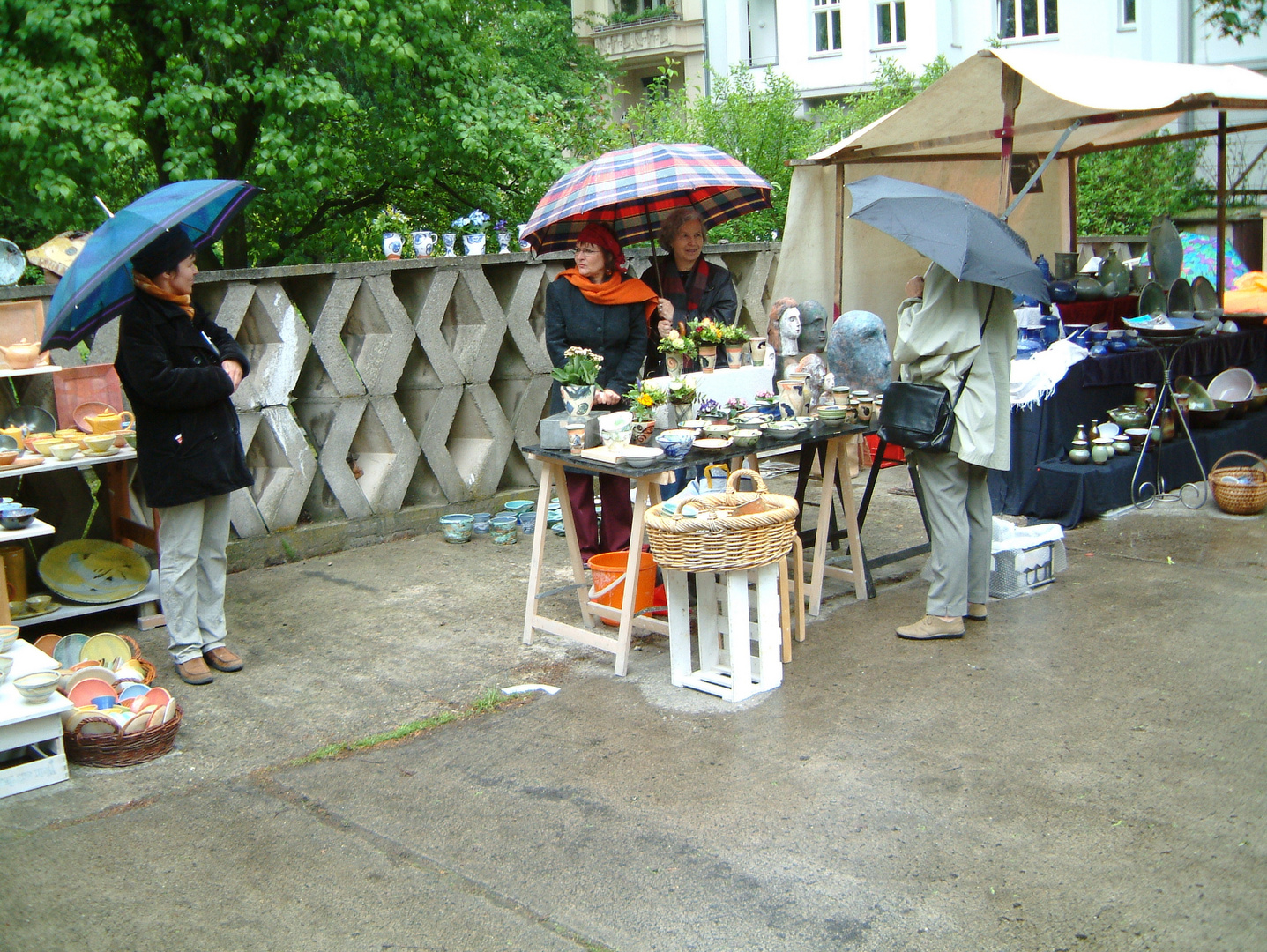 Kleiner Kunstmarkt im Regen