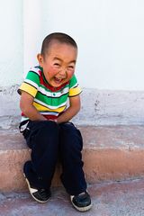 Kleiner lachender Kirgise...