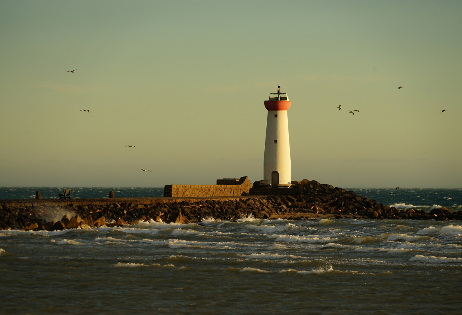 Kleiner Leuchtturm im Abendlicht