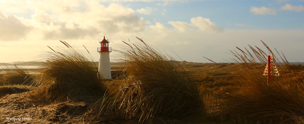 Kleiner Leuchtturm und Seezeichen auf dem Ellenbogen auf der Insel Sylt.