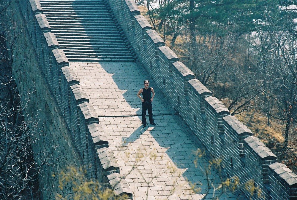 Kleiner Mann auf Großer Mauer