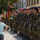 Kleiner Mann begutachtet Bundeswehr