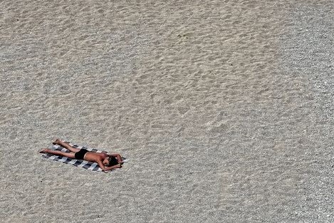 kleiner-Mann-grosser-Strand-