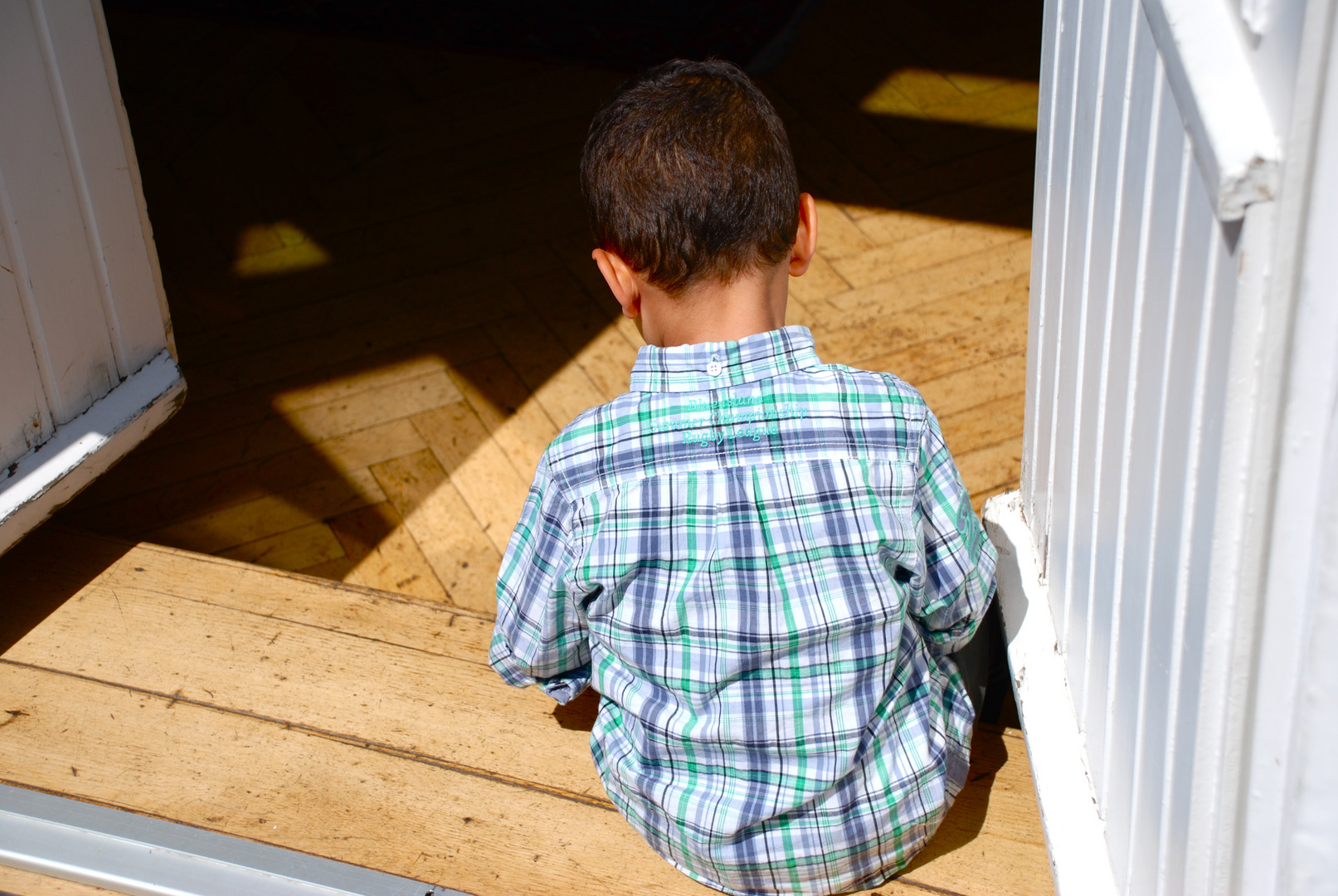 Kleiner Mann im Licht und Schatten