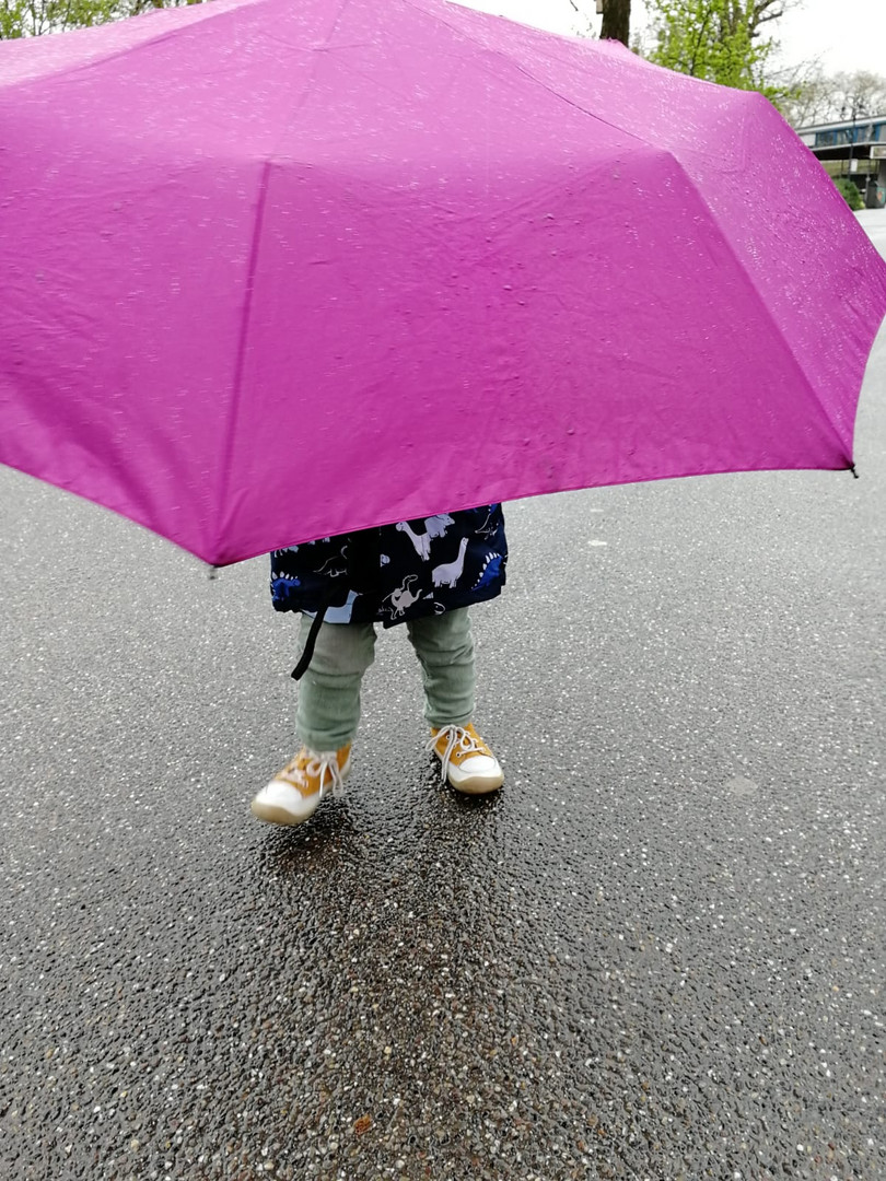 Kleiner Mann im Regen