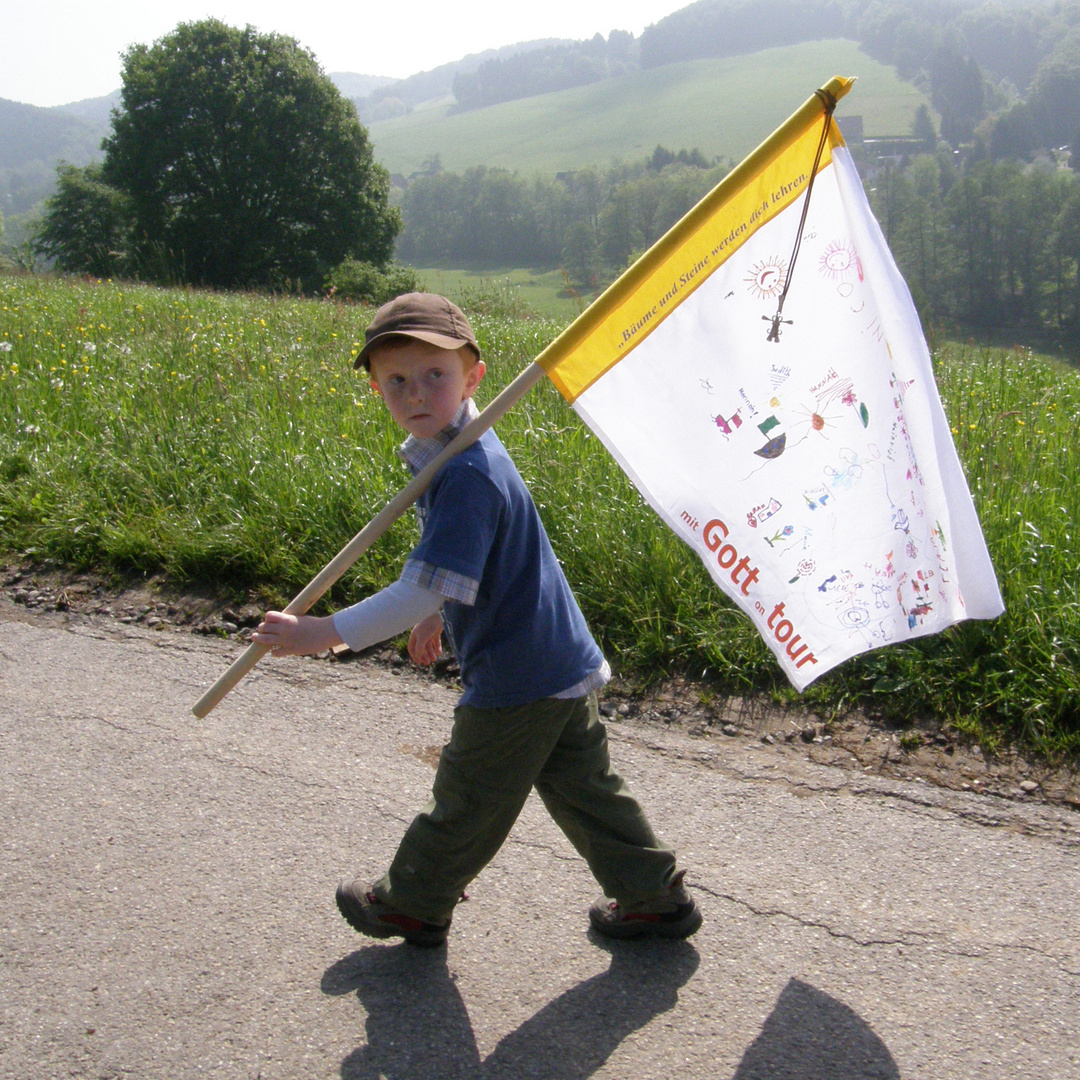 Kleiner Mann mit großer Fahne