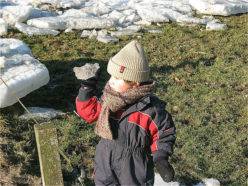 kleiner mann mit kleiner eisscholle