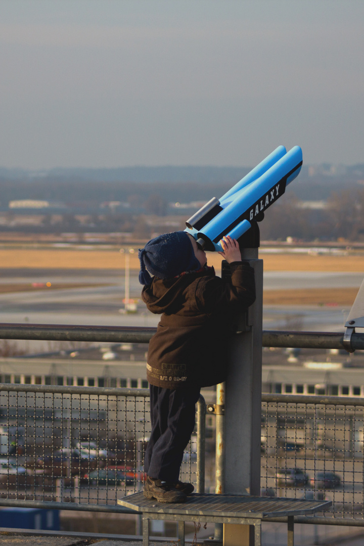 Kleiner Mann mit Weitblick